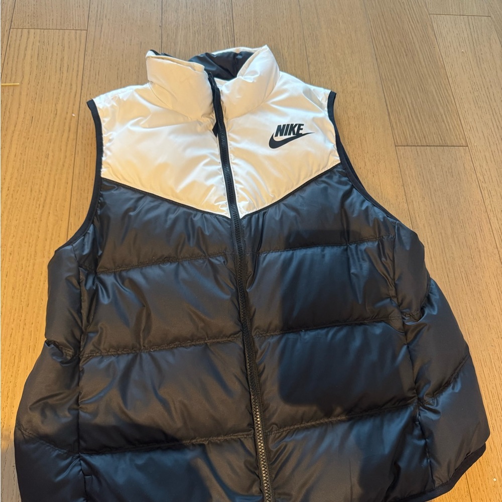 Reversiable Nike Two-Tone Puffer Vest in Black and White